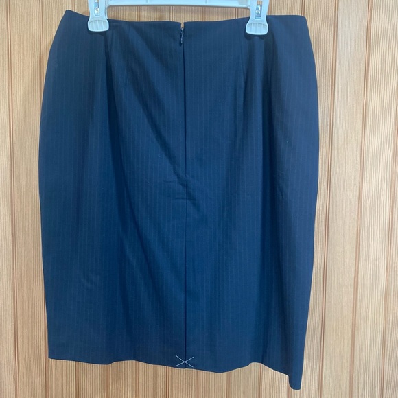 Ann Taylor Black Pencil Skirt - Picture 4 of 6